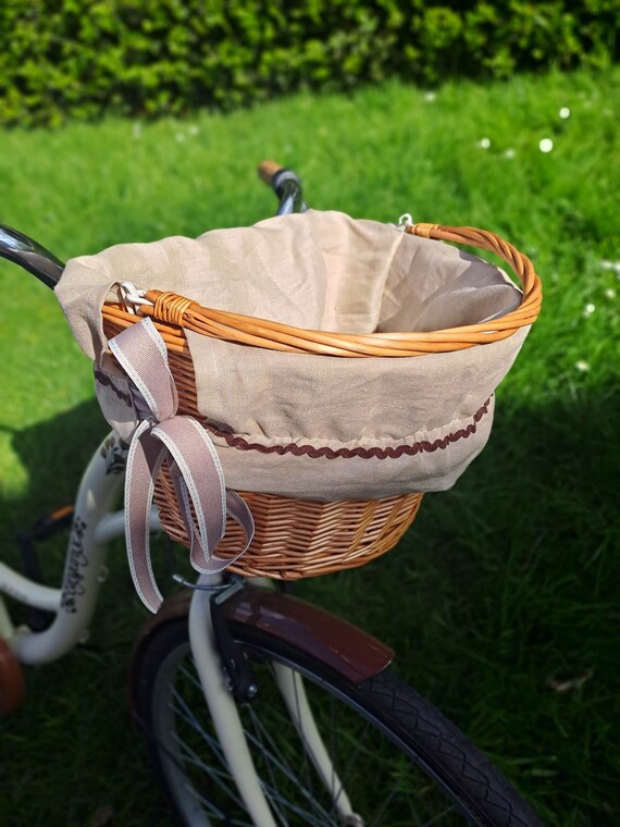 Front wicker bicycle basket with natural linen insert liner