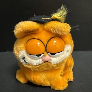 Preowned Garfield Orange Cat 1981 Dakin 8&quot; Plush Graduation Stuffed Animal Cap Vintage