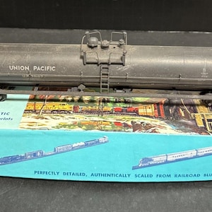 Athearn HO Scale 1526 Union Pacific 62&#39; Tank Car Black Assembled Box