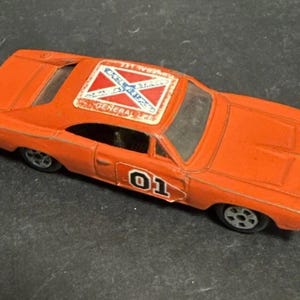 Preowned ERTL Dukes Of Hazzard General Lee Die Cast Car Warner 1:64 Scale 1981 Vintage