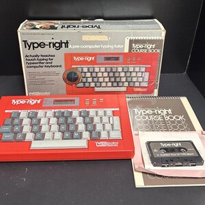 VTech Type-Right Pre-Computer Typing Tutor, usato, modello vintage del 1985, con libro di testo e cassetta audio.