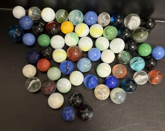 Canicas de vidrio usadas, lote a granel de 61 colores surtidos, ojo de gato, remolinos, opacas, transparentes, surtidas.