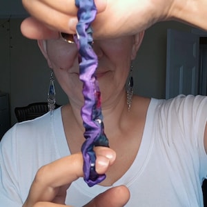 Handbemaltes Seiden Scrunchie – Luxus Haar Accessoire | Tragbare Kunst | Einzigartiges Geschenk für Sie | Schonend zum Haar | Aga SoVa