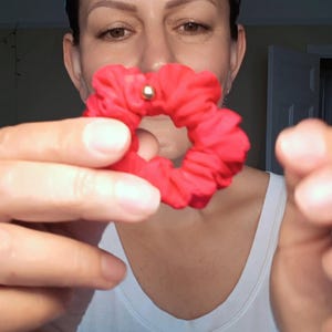 Handbemaltes Seiden Scrunchie – Luxus Haar Accessoire | Tragbare Kunst | Einzigartiges Geschenk für Sie | Schonend zum Haar | Aga SoVa