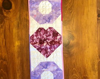 X’s and O’s table runner, valentines decoration, table linen, valentine’s day decor, valentine’s day