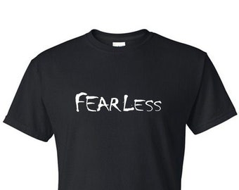 Fear Less - Camiseta gráfica inspiradora / Remeras: mezcla de algodón y poliéster, tallas para adultos, fabricada en EE. UU. Fabricada en EE. UU.