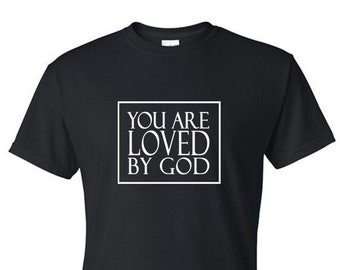 Eres amado por Dios - Camiseta gráfica inspiradora / Remeras: mezcla de algodón y poliéster, tallas para adultos, fabricadas en EE. UU.