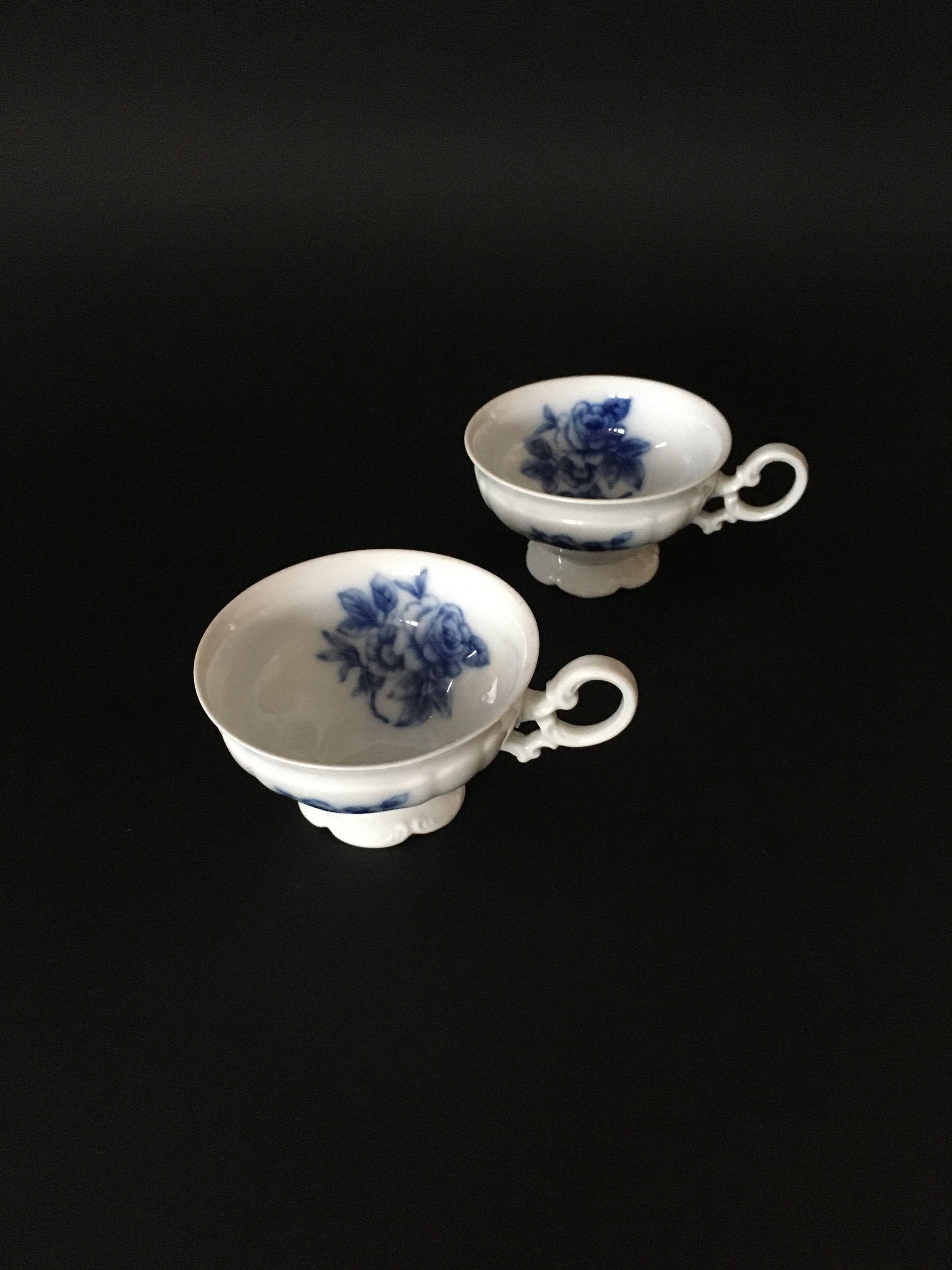 Deux Tasses à Café, Décor de Fleurs, en Porcelaine Fine Allemande, Vers 1950/Two German Porcelain Co