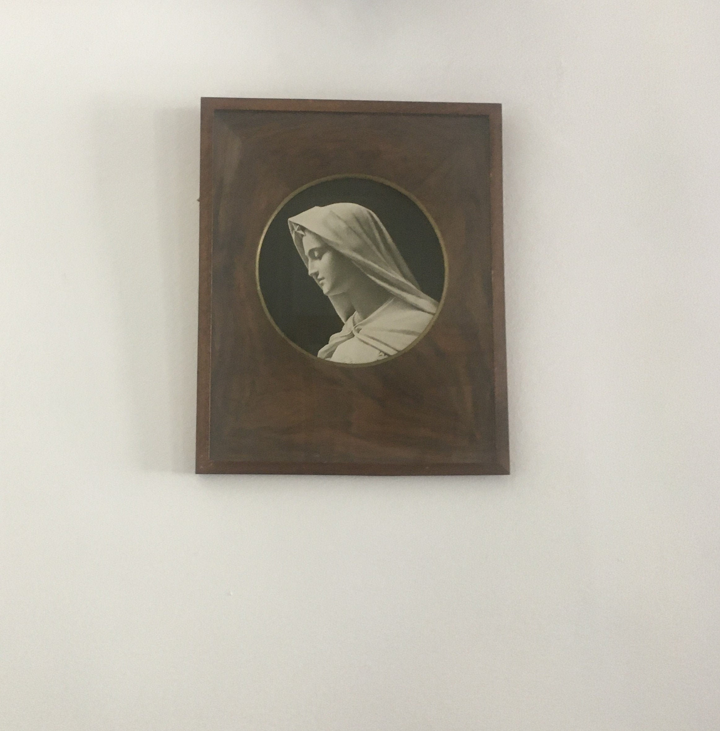 Vierge Marie, Photographie Noir et Blanc, Dans Un Encadrement Atypique en Bois Naturel/Virgin Mary,