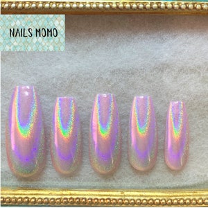 Könnte beinhalten: Fünf regenbogenfarbene, pinkfarbene, sargförmige Kunstnägel mit holografischem Finish. Die Nägel sind in einer Reihe auf einem weißen Hintergrund angeordnet.