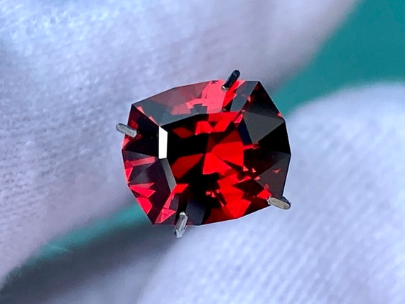 Deep dark red garnet, natural gemstone, precision cutting, diamond cut, beautiful garnet