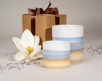 Juego de café de cerámica azul, morado y blanco en caja de regalo. Par de tazas de gres a juego para amantes del café artesanal. Tazas de cerámica de diseño moderno para una casa nueva.