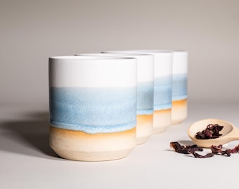 Juego de 4 prácticos vasos de verano en azul hielo y blanco de 14 oz. Regalo para mamá, ideal para fiestas y mesas de comedor. Imprescindible en cerámica. Decoración única para fiestas en la playa.