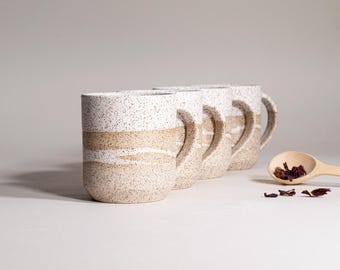 Juego de cuatro tazas de cerámica para café y té en blanco moteado con cola de 14 oz, estilo rústico terroso, moderno, vajilla de cerámica única.