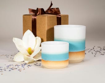Juego de regalo de taza de café turquesa blanca con tazas de cerámica a juego hechas a mano para amantes del espresso. Diseño de cocina moderno. Cerámica artesanal.