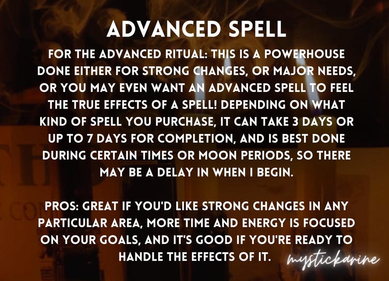 Pode incluir: Imagem com o texto "ADVANCED SPELL" que detalha o ritual avan&ccedil;ado, seus efeitos e o tempo necess&aacute;rio para a conclus&atilde;o. Tamb&eacute;m menciona os pr&oacute;s do feiti&ccedil;o e o nome "mystickarine".