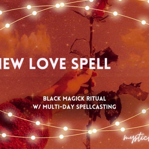Może przedstawiać: Obraz z ciepłym, czerwonopomarańczowym tłem zawiera tekst "NEW LOVE SPELL" i "BLACK MAGICK RITUAL w/ MULTI-DAY SPELLCASTING". Ręka trzyma czerwoną różę, a łańcuchy świetlne są ułożone na obrazie. Słowa "mystickarine" znajdują się w prawym dolnym rogu.