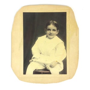 Ancien portrait des années 1900, Photo d'un garçon en costume blanc sur une chaise montée sur carton