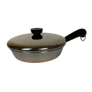 Frigideira e tampa vintage Revere Ware de aço inoxidável com revestimento de cobre, 20 cm (8 polegadas), EUA, 1978.