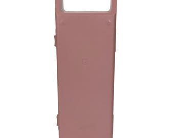 Soporte de almacenamiento para 15 casetes de audio de plástico rosa vintage con asa y cierre seguro.