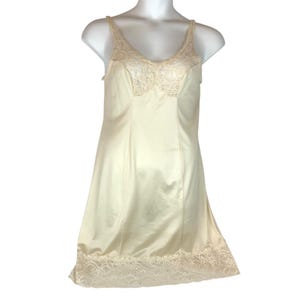 Vintage Bali Womens Full Slip With Lace Trim Champagne Nylon Size 36