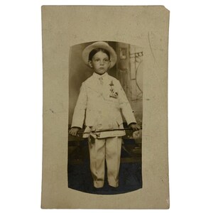 Menino de terno, chapéu, cana, crachás, artista, teatro, foto real, cartão postal, década de 1910