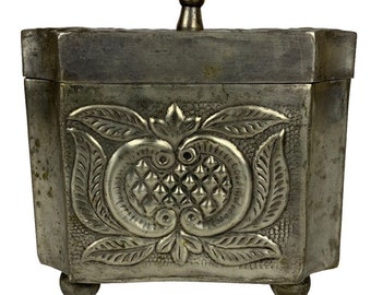 Boîte à bibelots à couvercle en métal argenté, motif floral argenté patiné