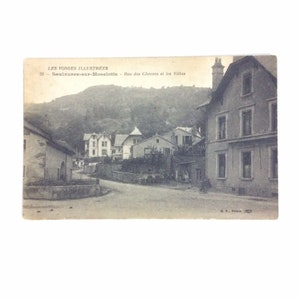 Rue des Chevres et las Villas Village Scene Francia Vtg Cartolina divisa