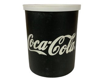 Porta-latas Coca-Cola Koozie, espuma e plástico rígido, preto e branco, fabricado nos EUA.