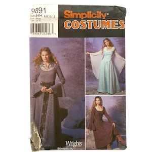Peut inclure: Patron de couture Simplicity Costumes avec des robes de style médiéval. Le patron comprend plusieurs modèles de robes avec des manches longues, des manches évasées et des jupes fluides. Le paquet comprend le texte "9891" et "Simplicity Costumes".
