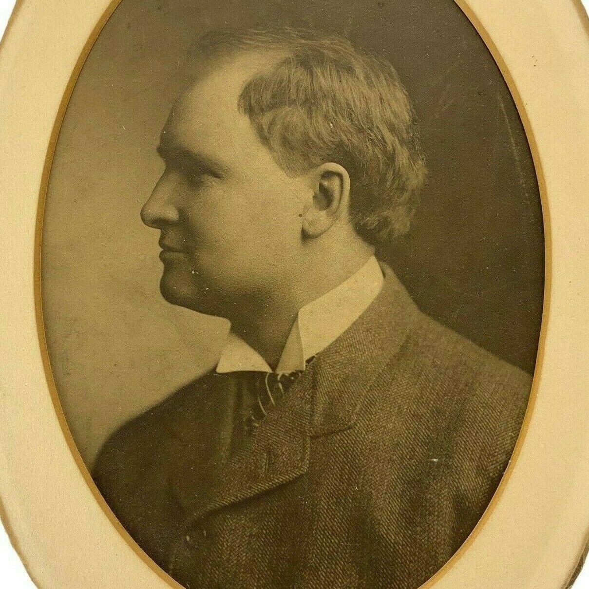 アンティーク楕円形写真 横顔 横顔 肖像画 スーツを着た男性 黒 白