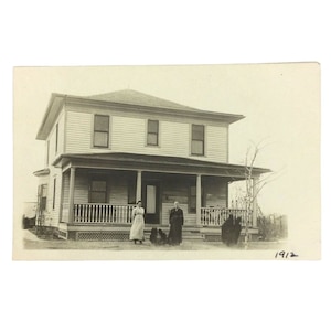 Damen stehend vor Bauernhaus 19. Jahrhundert echte Foto Postkarte RPPC 1912