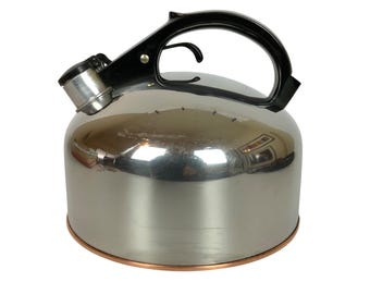 Tetera silbante Revere Ware de acero inoxidable con base de cobre, 3,5 cuartos de galón, 1978.