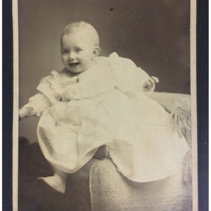 Vintage foto riendo bebé estudio retrato encaje vestido cartón folio c1900s
