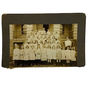 Fotografía antigua grupo de escuela primaria con profesor blanco negro en tarjeta c1910s