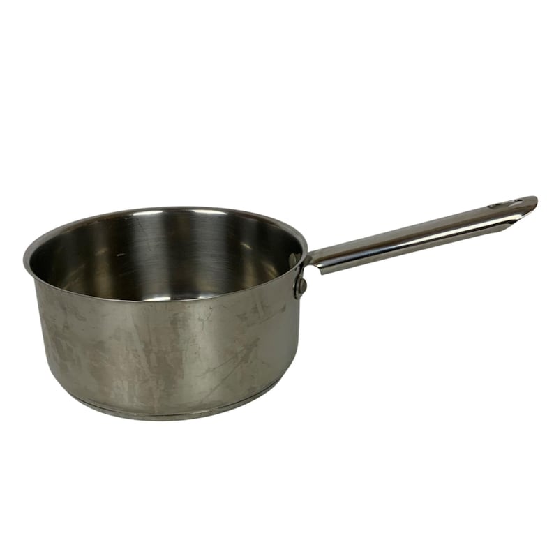 Op de afbeelding: Een roestvrijstalen steelpan met een lange handgreep. De pot is zilverkleurig en heeft een afgeronde bodem. De handgreep is ook zilverkleurig en is aan de zijkant van de pot bevestigd. De steelpan is ontworpen om te koken.