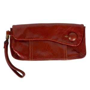 Cartera de mano retro de cuero genuino Fossil con detalle de botón y cremallera roja