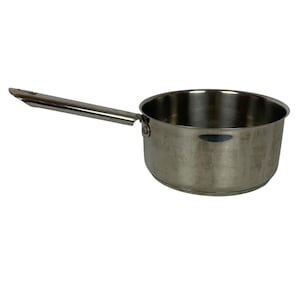 Op de afbeelding: Een roestvrijstalen steelpan met een lange handgreep. De pan heeft een afgeronde body en een enkele handgreep aan de zijkant. De handgreep is recht en heeft een gat aan het uiteinde om op te hangen. De pan is ontworpen om te koken.