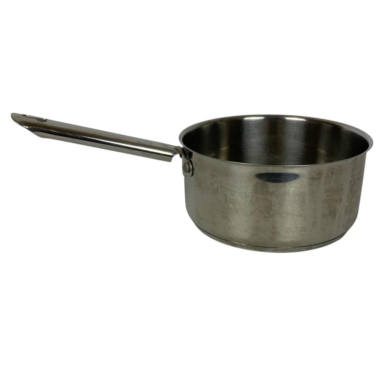 Op de afbeelding: Een roestvrijstalen steelpan met een lange handgreep. De pan heeft een afgeronde body en een enkele handgreep aan de zijkant. De handgreep is recht en heeft een gat aan het uiteinde om op te hangen. De pan is ontworpen om te koken.