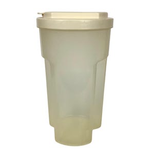 Pode incluir: Um copo de plástico branco sujo com tampa a condizer. O copo tem formato retangular e base ligeiramente alargada. A tampa tem uma pequena aba para facilitar a abertura. Design simples e funcional.