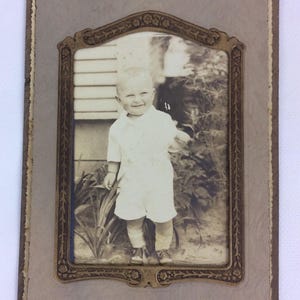 Retrato vintage de niño pequeño sonriente de los años 20 en folio de cartón de 3,5 x 5 en blanco y negro
