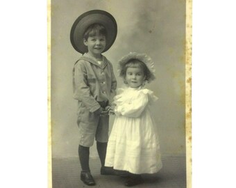 Fotografía antigua de niños de Chicago de 1893. Retrato en blanco y negro de la época victoriana.