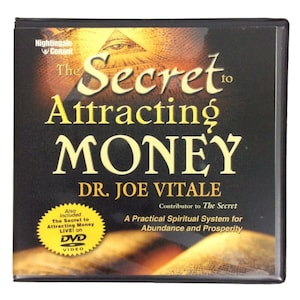 Puede incluir: Caja de DVD con el título "The Secret to Attracting Money" del Dr. Joe Vitale. La portada negra presenta texto dorado y un símbolo de ojo de pirámide. Incluye un DVD con "The Secret to Attracting Money LIVE!"