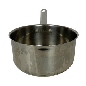 Op de afbeelding: Een roestvrijstalen steelpan met &eacute;&eacute;n handvat. De pan heeft een afgeronde body en een klein handvat met een gat om op te hangen. Het metaal heeft een geborstelde afwerking en enkele slijtplekken.