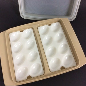 Tupperware Deviled Egg Carrier Keeper Beige Tan 723-2 und 722-2