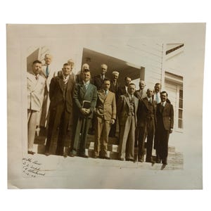 Photo de groupe vintage de 1942 hommes devant l'église teintée à la main en noir et blanc