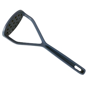 Puede incluir: Un machacador de patatas de plástico gris con una cabeza redonda perforada y un mango largo.