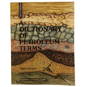 Pode incluir: Um livro intitulado "A Dictionary of Petroleum Terms" com uma ilustração em camadas em tons terrosos. A capa apresenta uma plataforma de perfuração e o texto "Third Edition". Publicado pelo Petroleum Extension Service, The University of Texas at Austin.
