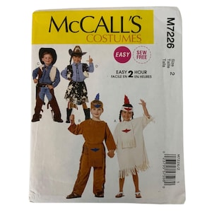 Op de afbeelding: McCall's Costumes naaipatroon met cowboy- en indiaanse kostuums voor kinderen. Het patroon bevat illustraties van de kostuums en geeft een gemakkelijke naaitijd van twee uur aan. Maat 2.