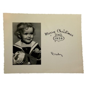 Tarjeta navideña con foto antigua de niña pequeña con traje de marinero con borde festoneado, 1956